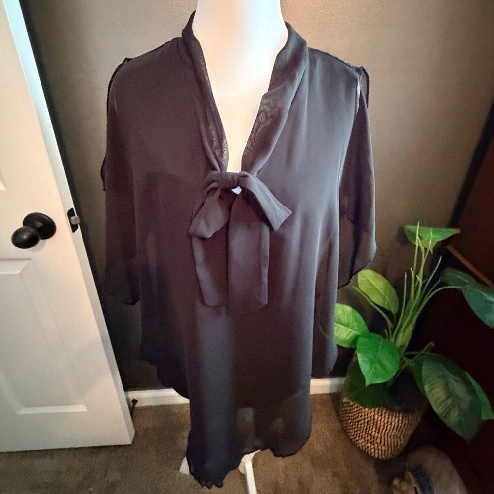 Adele & May Blouse Women‎ Large Black Excellent Split Flutter Sleeve Tie Neck